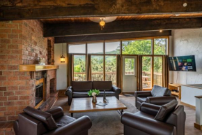 6 bdrm Tyrolean Swiss Style Ski Chalet at Blue Mountain, Hot Tub, Sauna Table Tennis